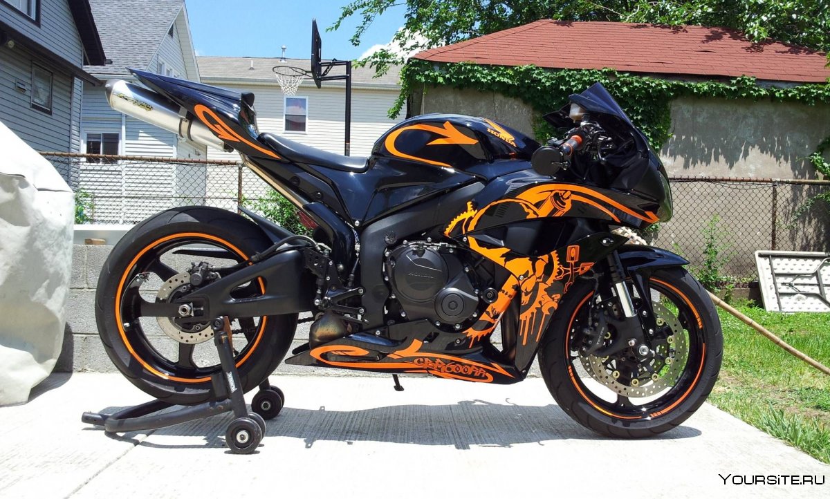 Мотоцикл оранжевый Honda cbr600rr