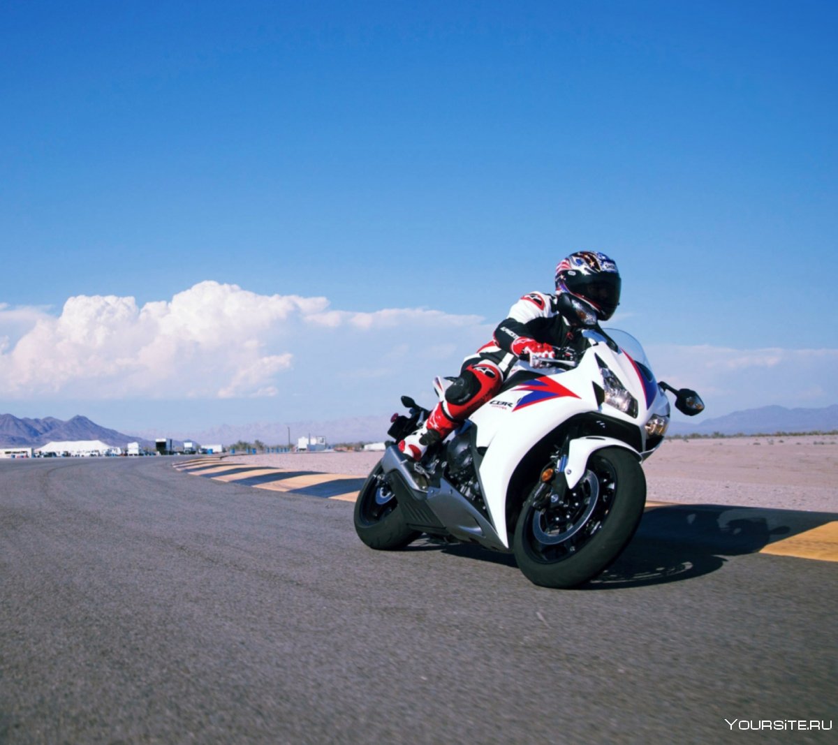 Байкер на Honda cbr1000rr Fireblade