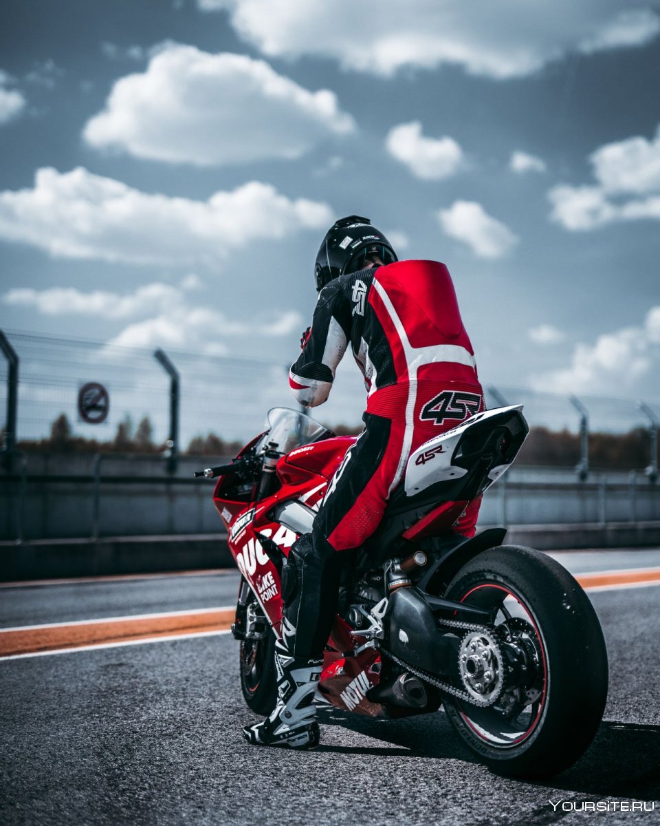 Крутой мотоциклист
