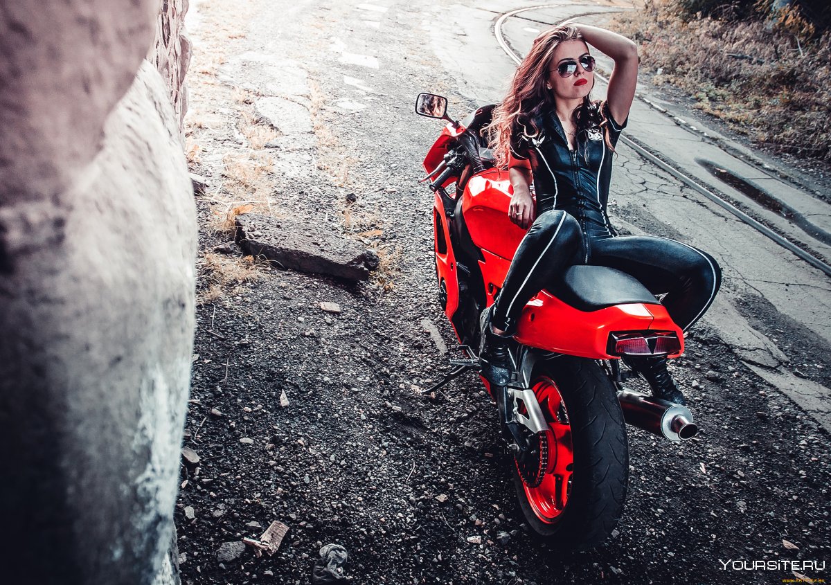 Девушка на мотоцикле