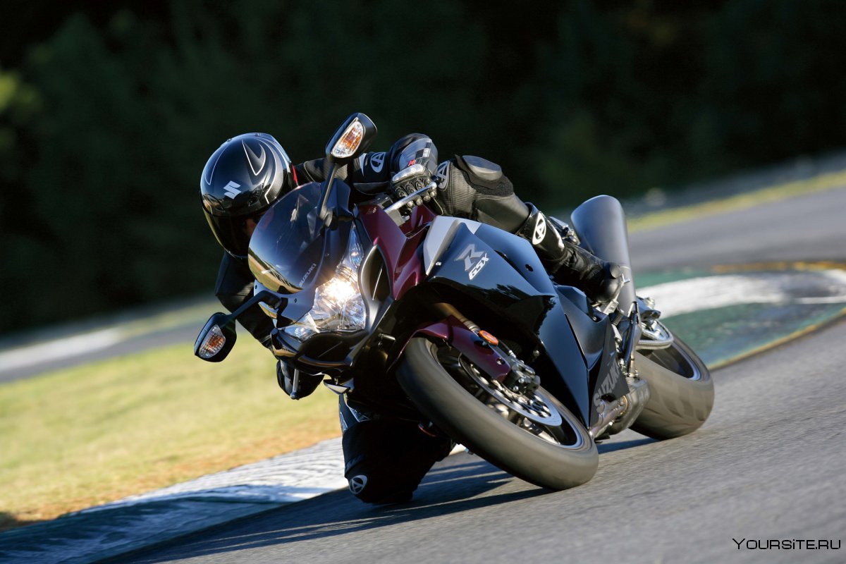 Мотоциклист на спортивном мотоцикле