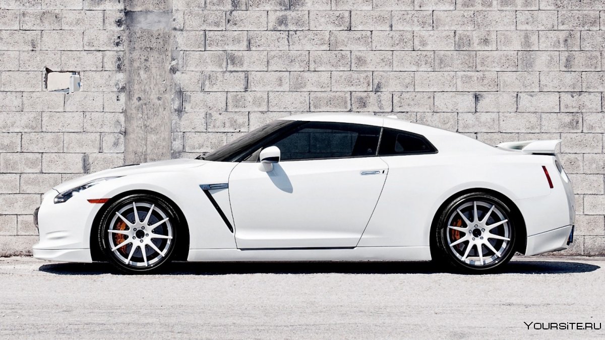 Nissan GTR r35 сбоку