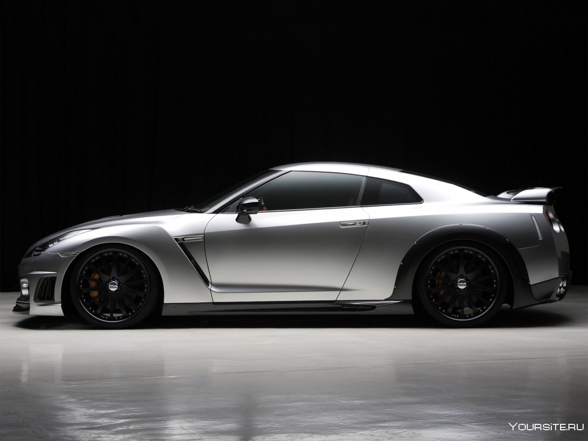 Nissan GTR r35 Side view