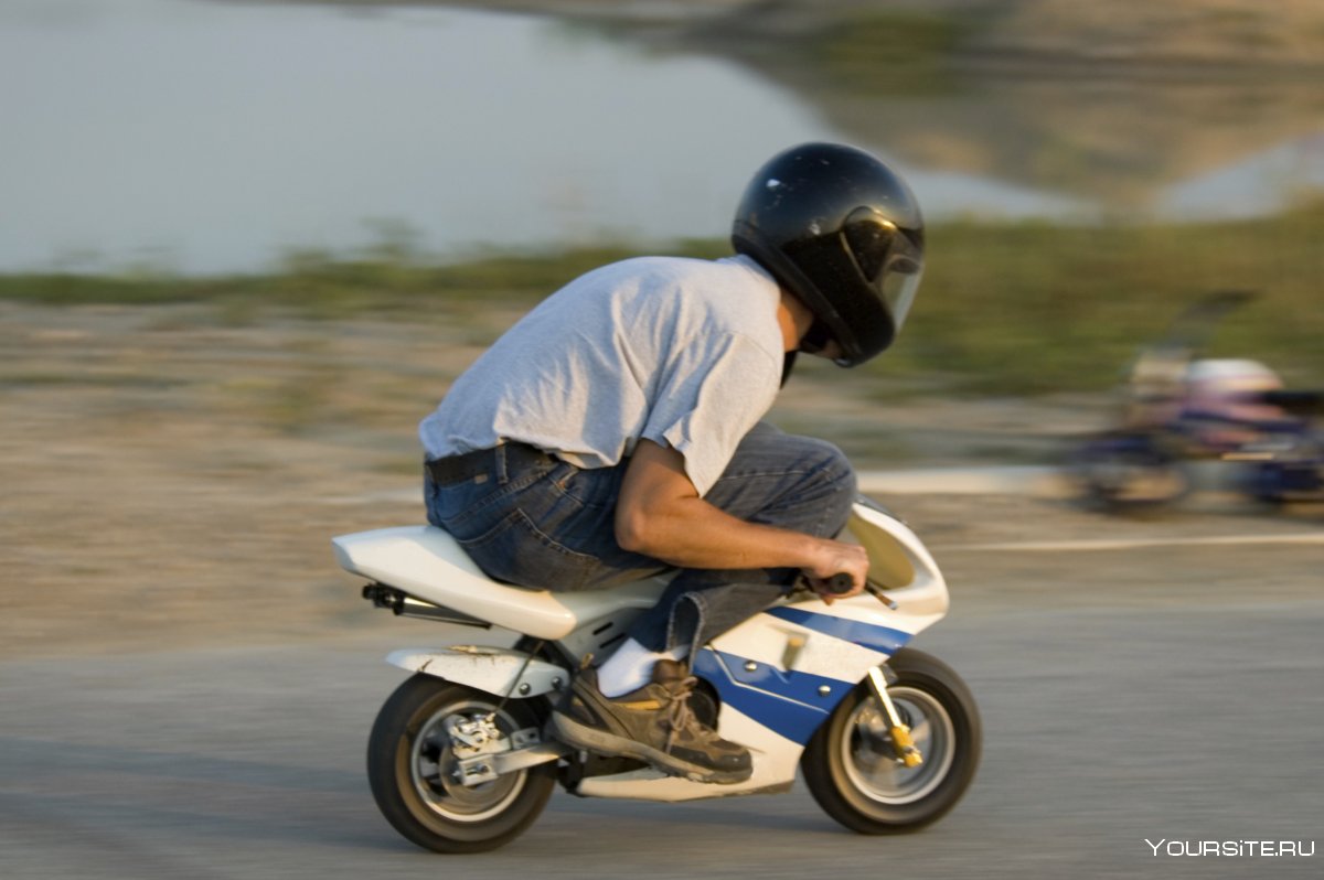 Мужик на мини мотоцикле