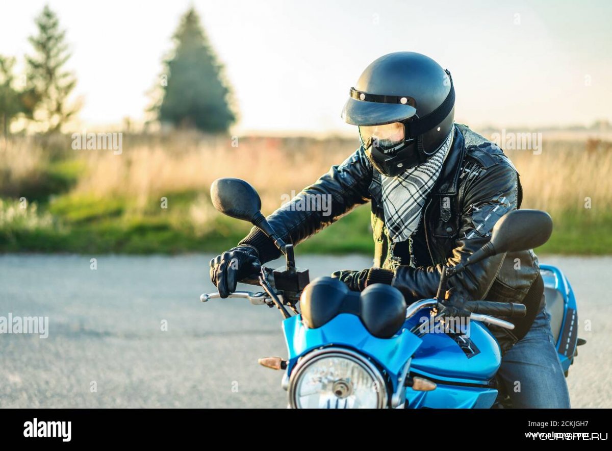 Шлем мотоциклиста на дороге