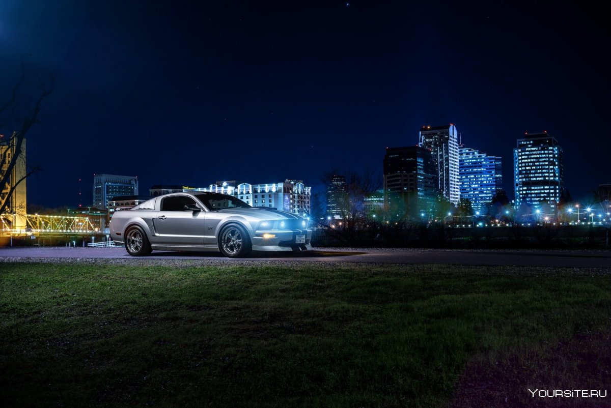 Машина на фоне ночного города
