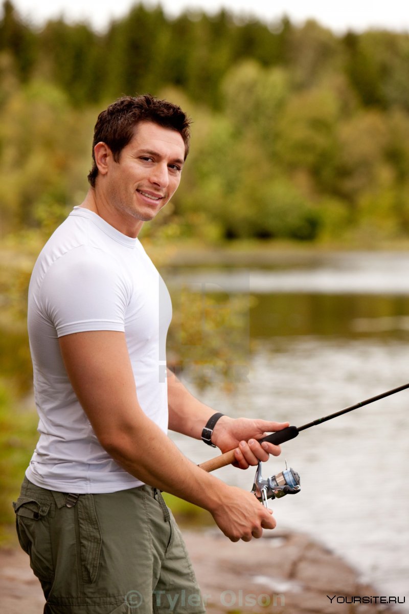 Красивый мужчина на рыбалке