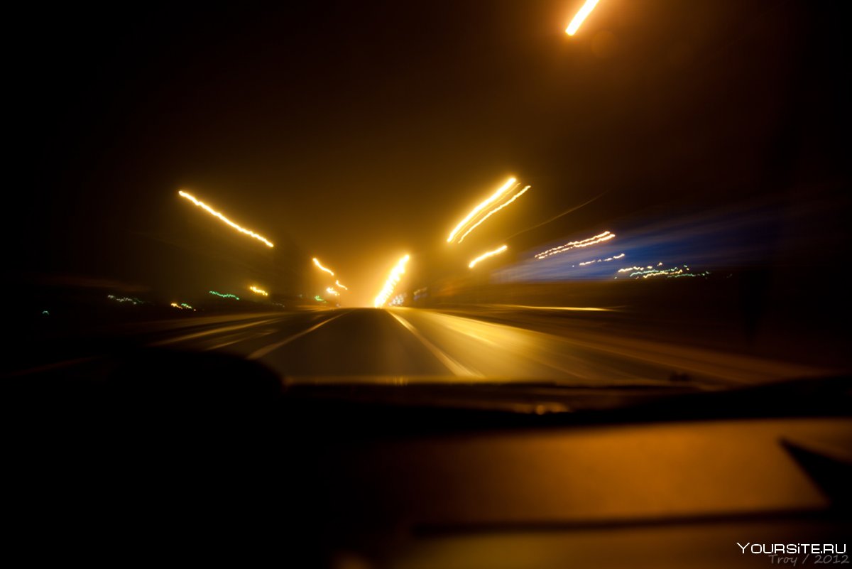 Ночная дорога в машине
