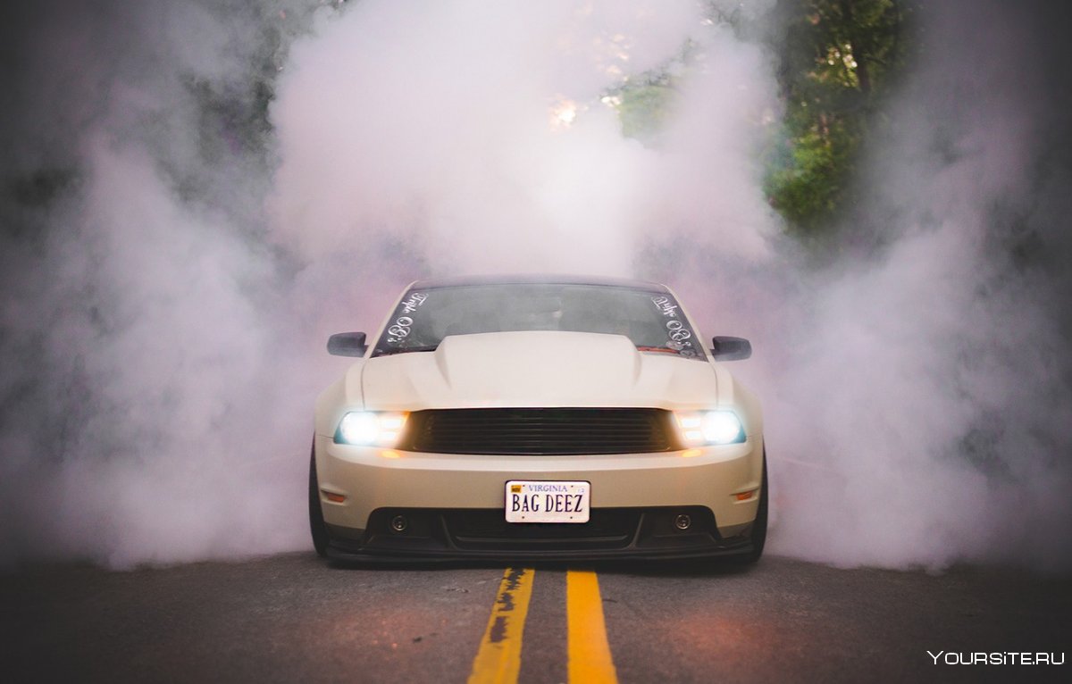 Форд Мустанг дрифт с дымом.