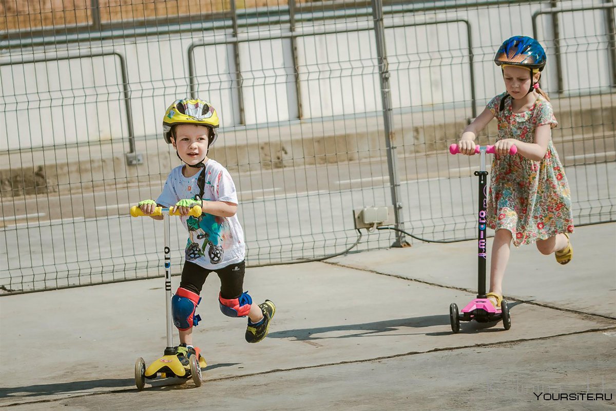 Дети на самокатах и велосипедах