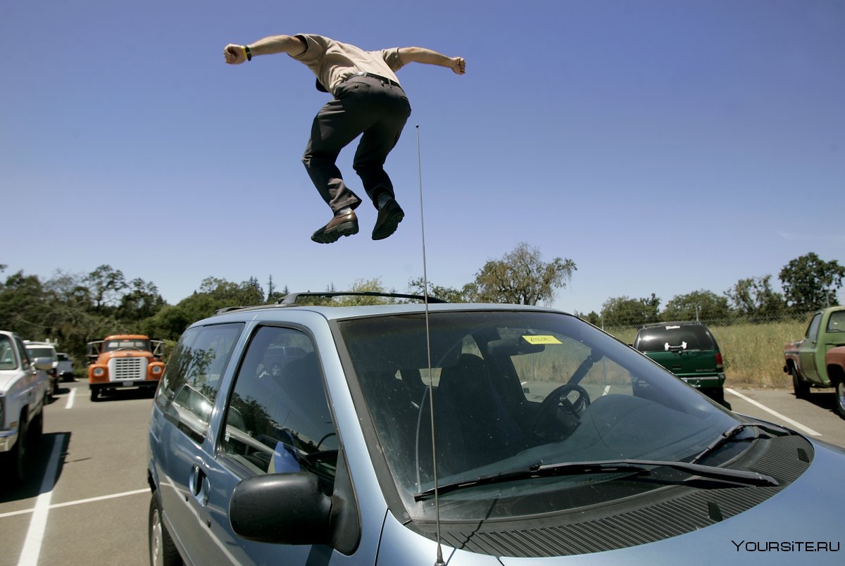 Люди прыгают из машины