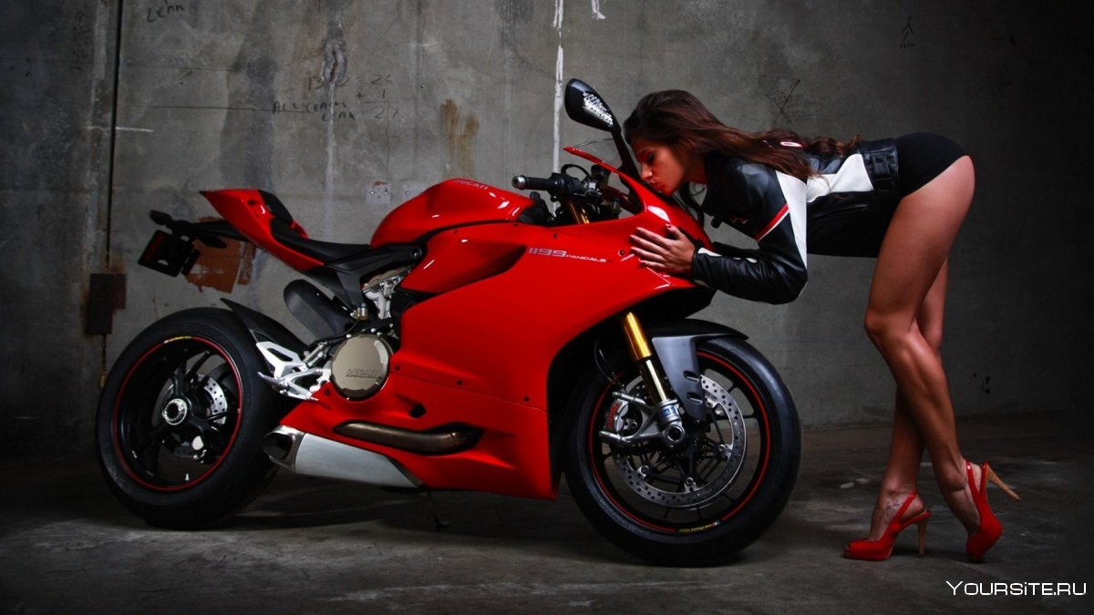 Ducati Panigale с девушкой