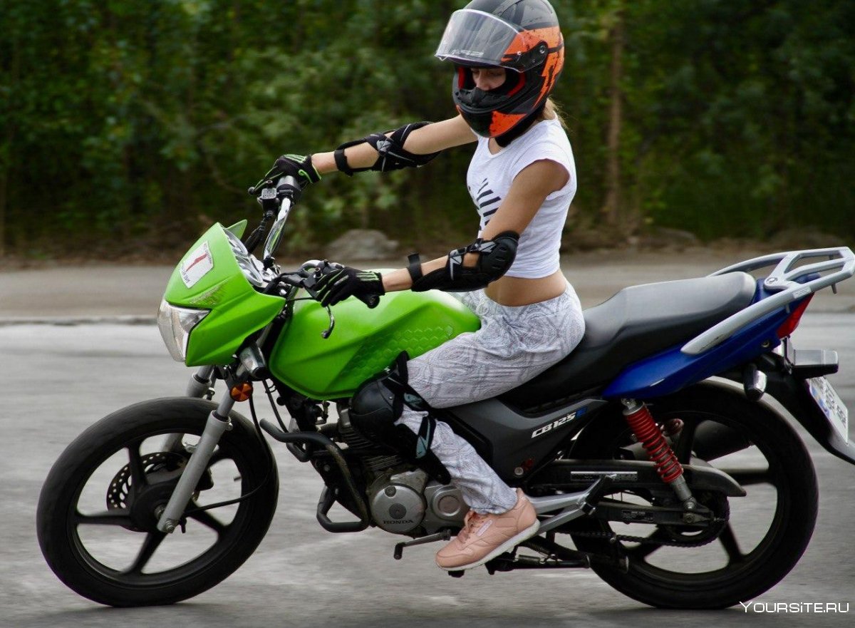 Девушка инструктор по мотоциклам в Москве