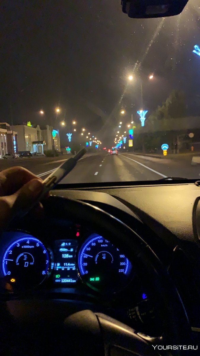 Красивый вид из машины ночью