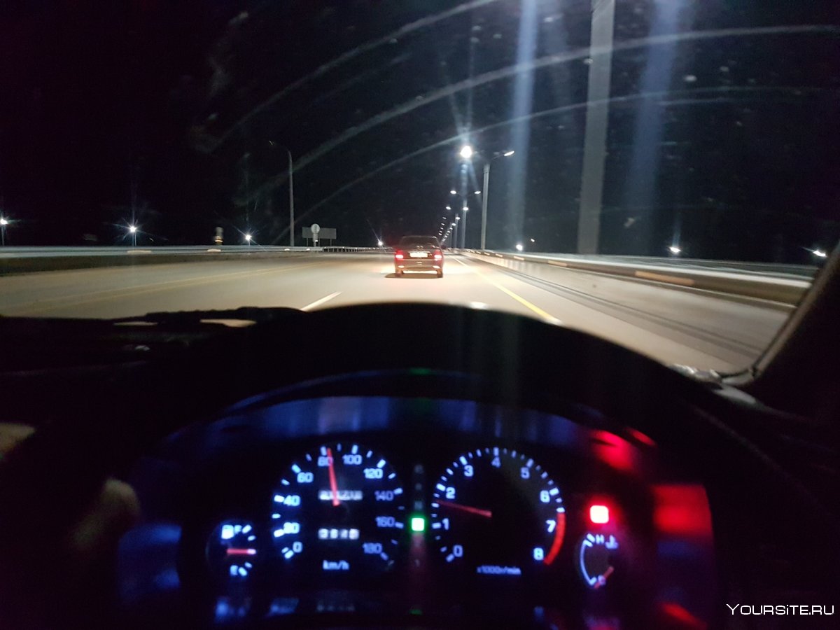 Вид и машины ночью за рулем