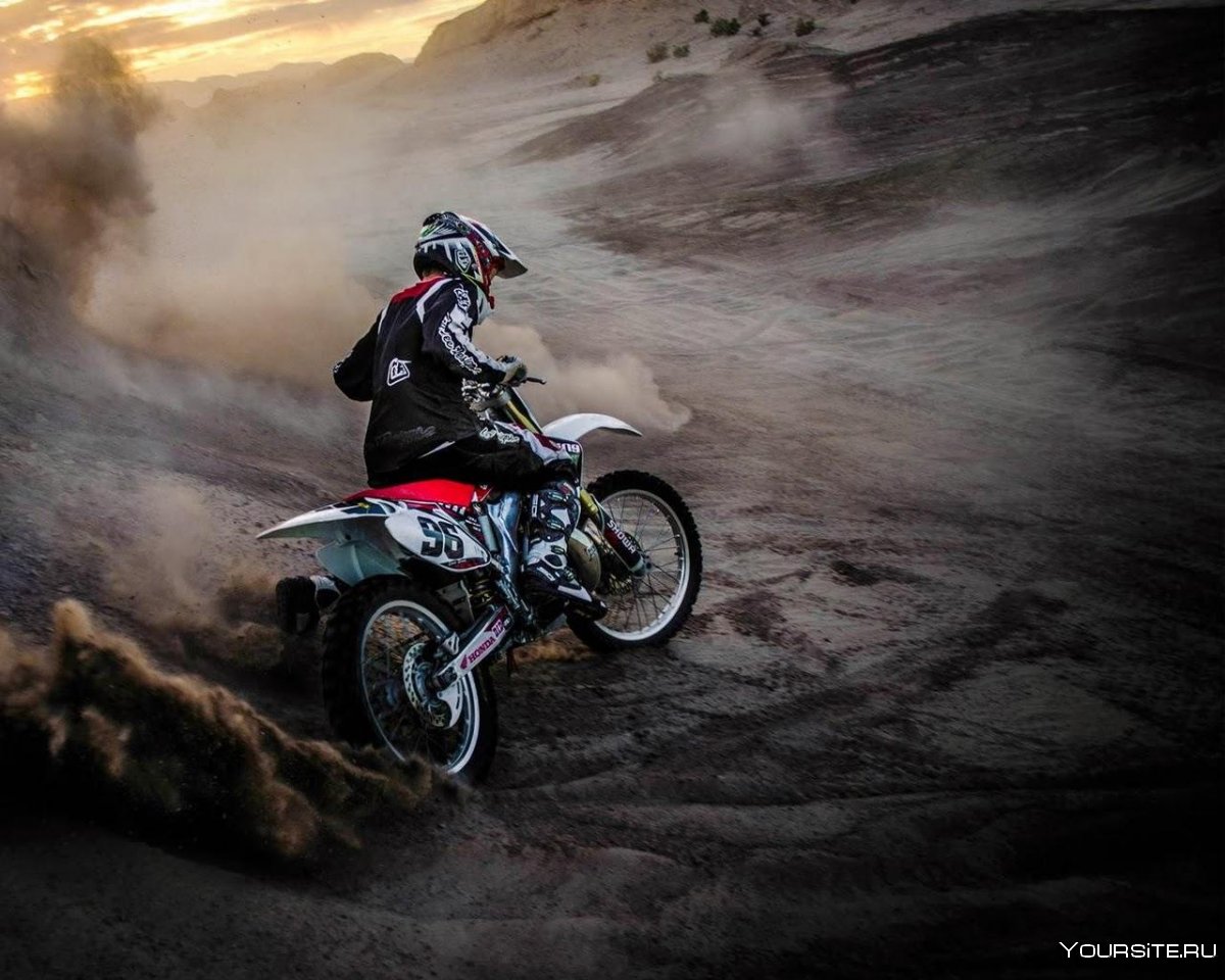 Гонщик на кроссовом мотоцикле