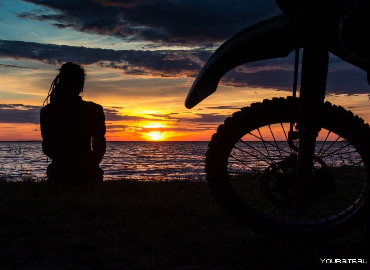 Девушка на байке в закат