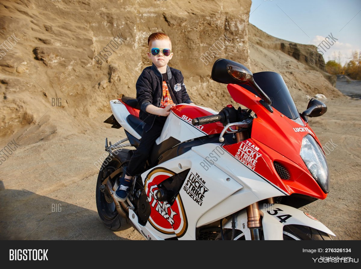 Мальчик гонщик на мотоцикле