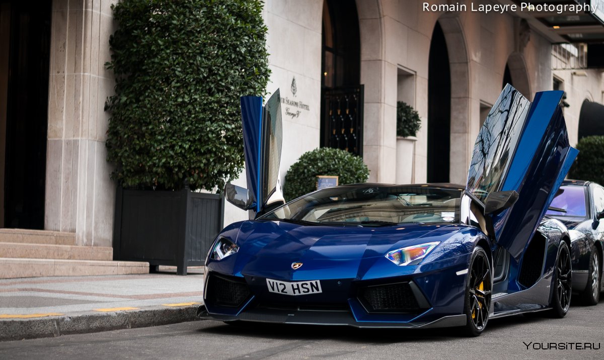 Lamborghini Aventador синяя с спойлером