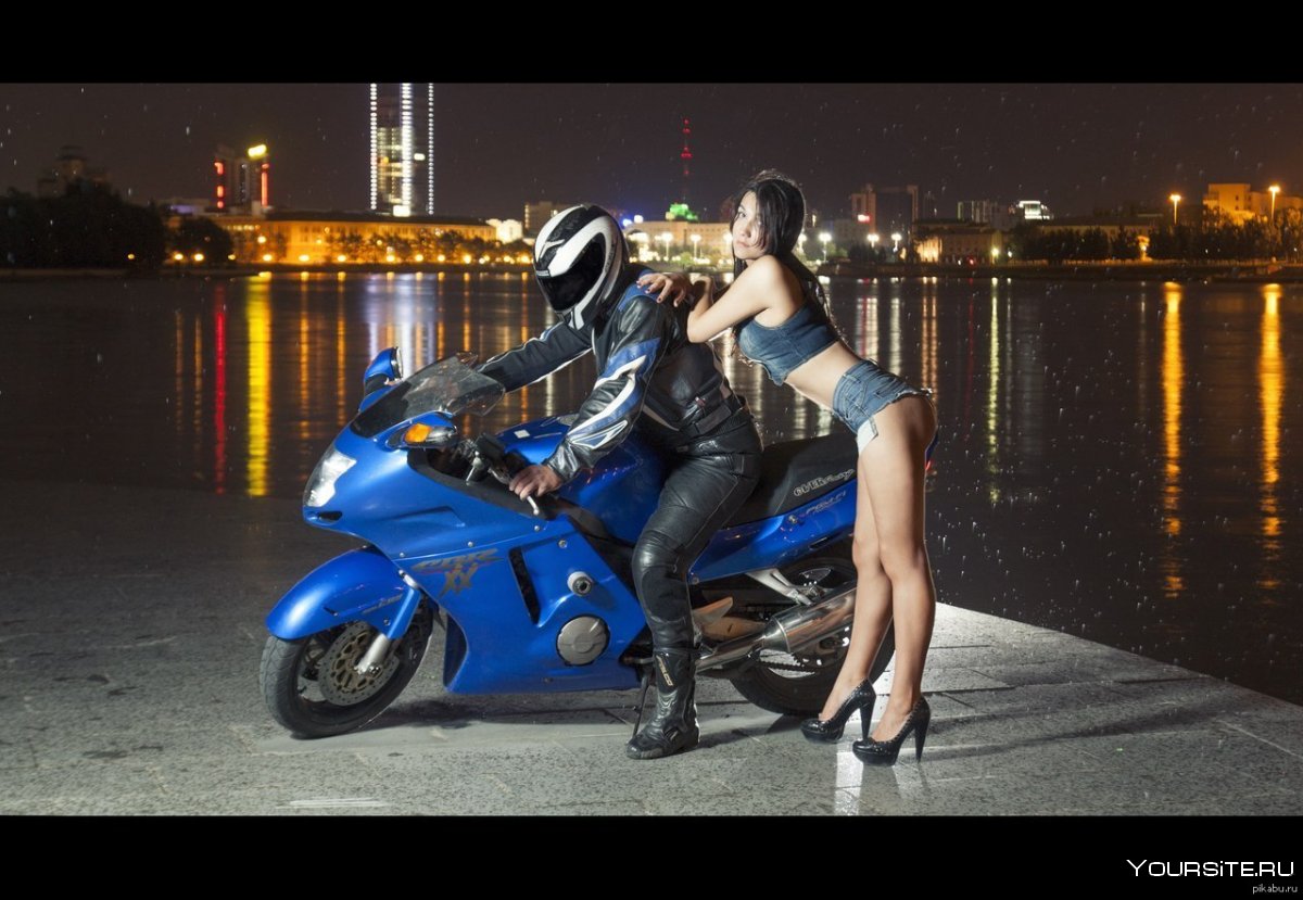 Девушка на мотоцикле в Екатеринбурге