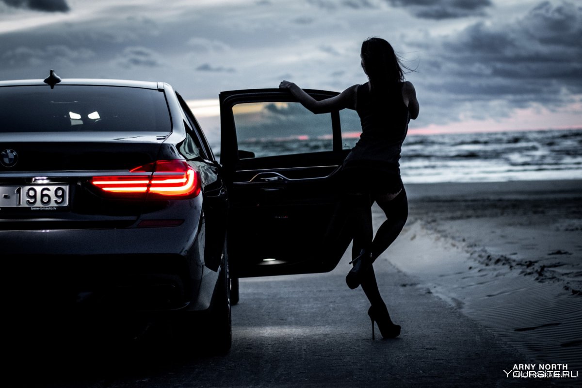 Черный автомобиль и девушка