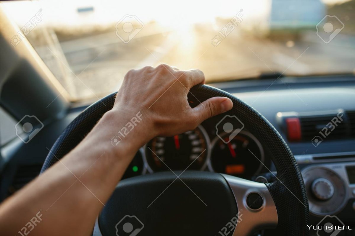 Мужская рука за рулем