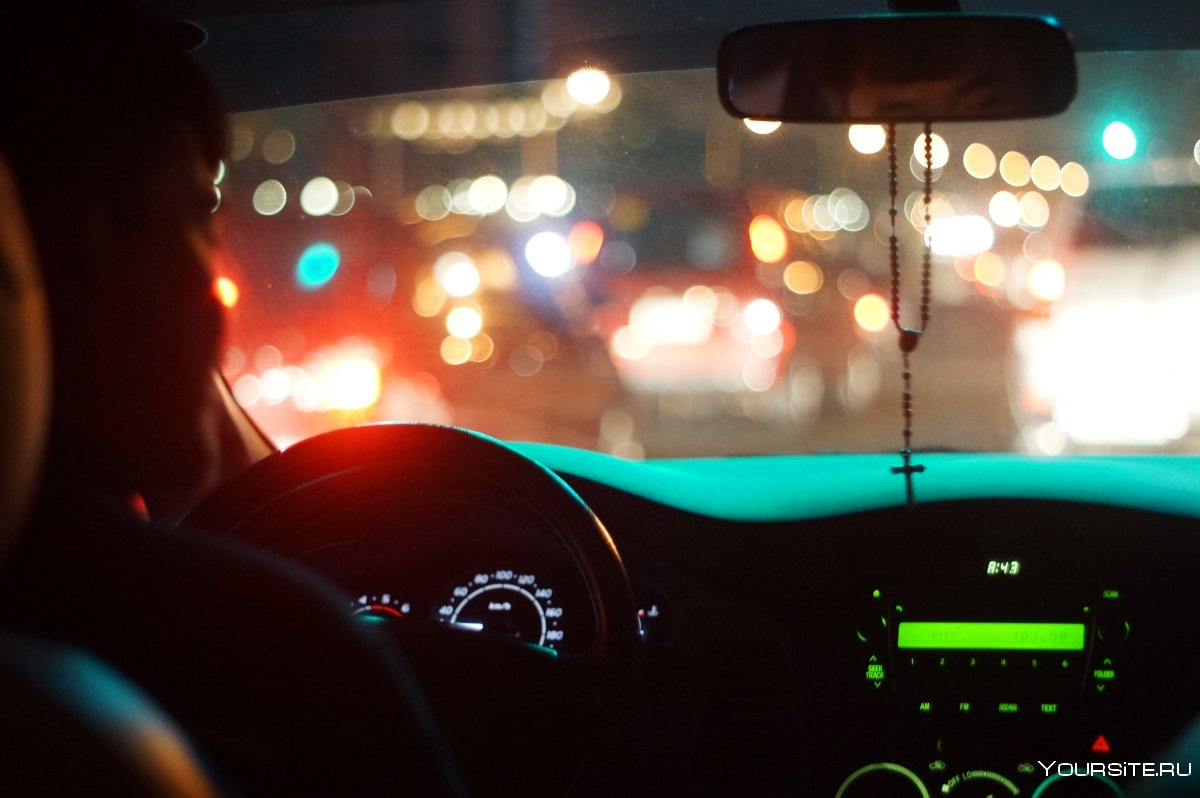 Езда по ночному городу на машине