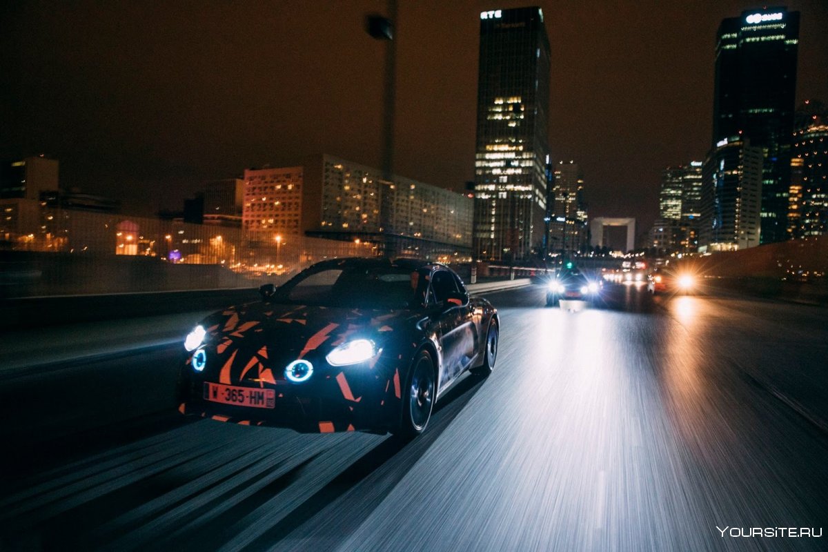 Машина на фоне ночного города