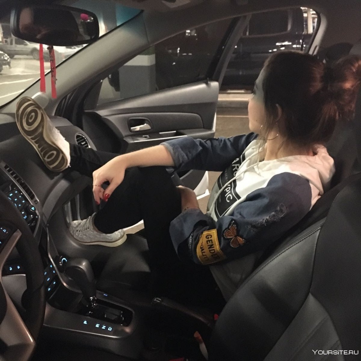 Селфи девушки в салоне автомобиля