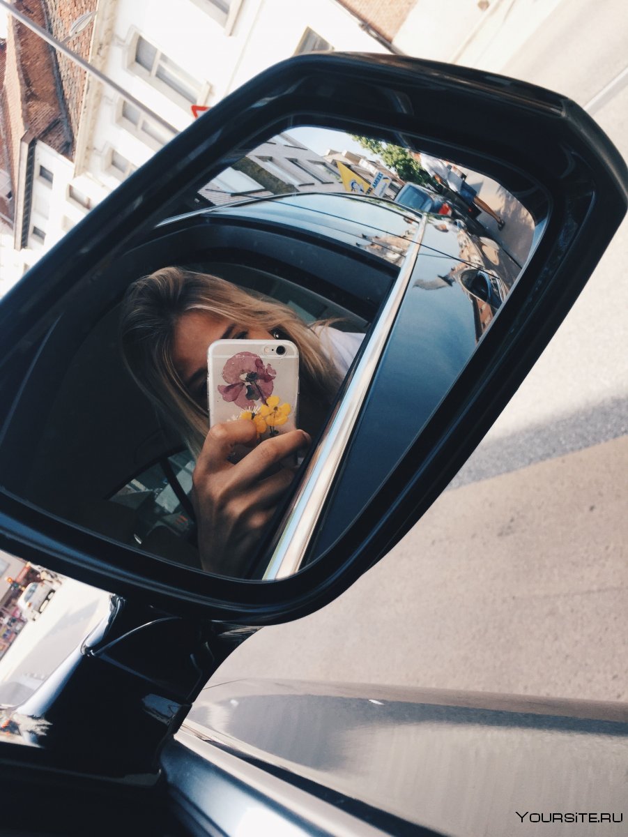 Девушка в зеркале машины