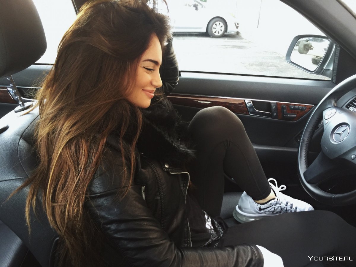 Девушка брюнетка в машине