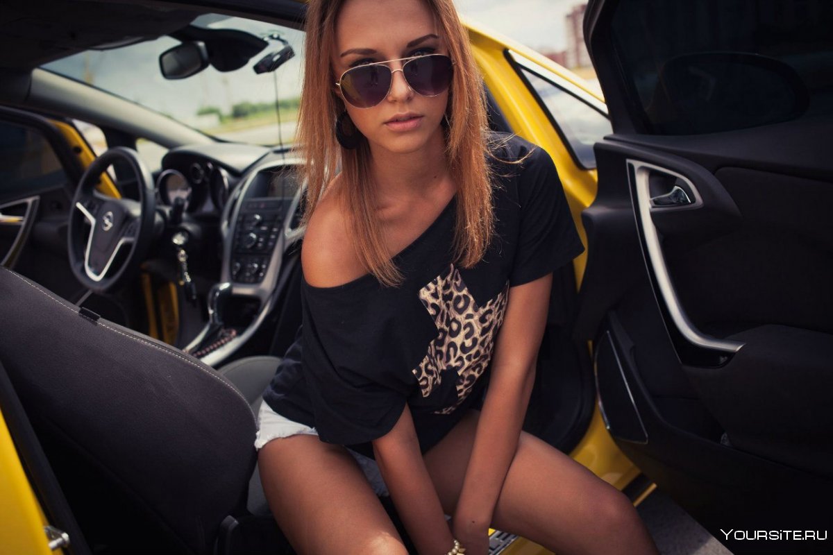 Красивая девушка на машине в Москве