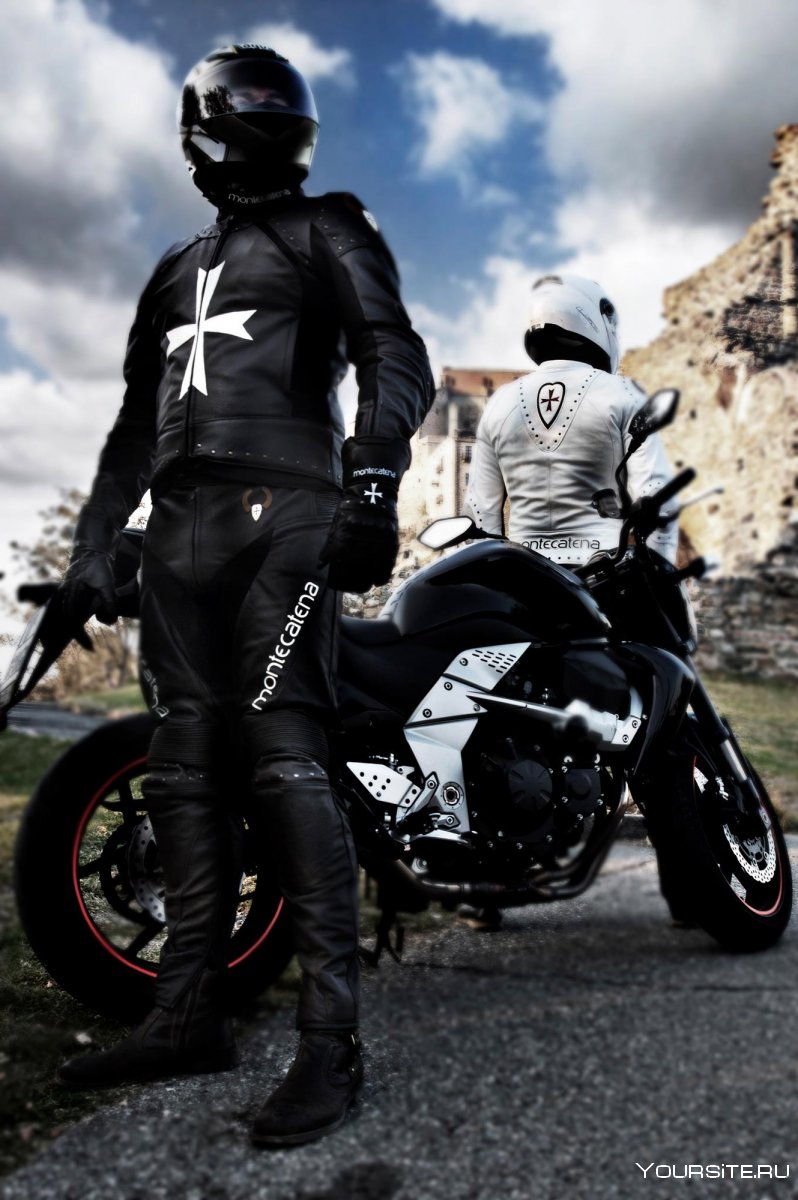 Черная экипировка мотоциклиста