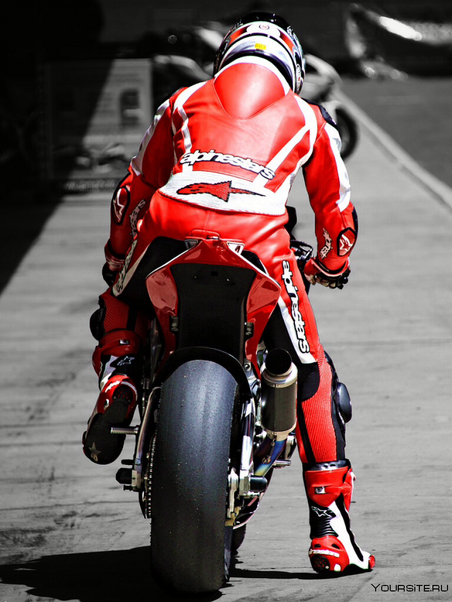Мотоциклист в Красном костюме