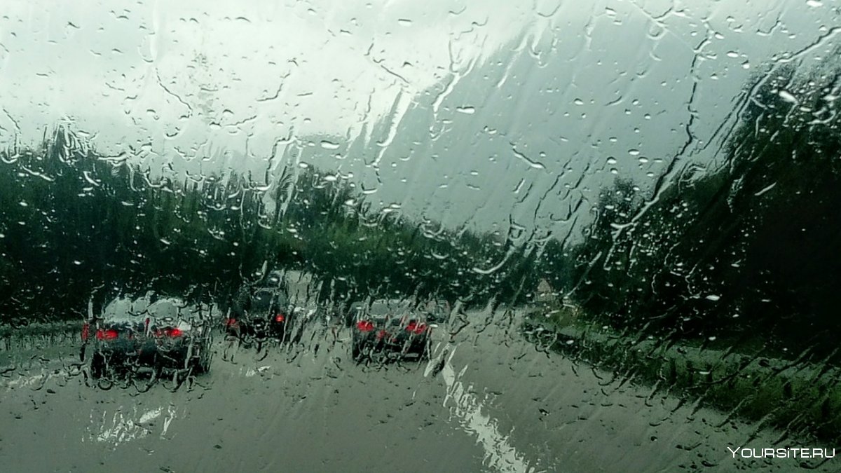 Капли дождя на дороге