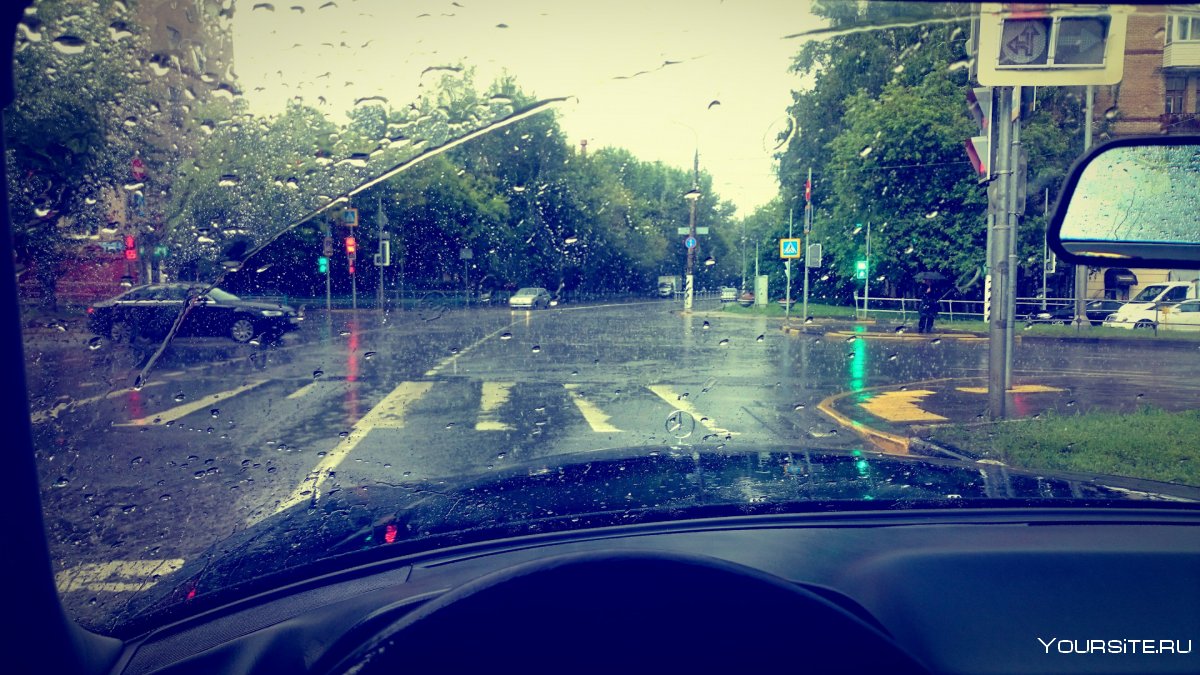 Вид из окна машины в дождь