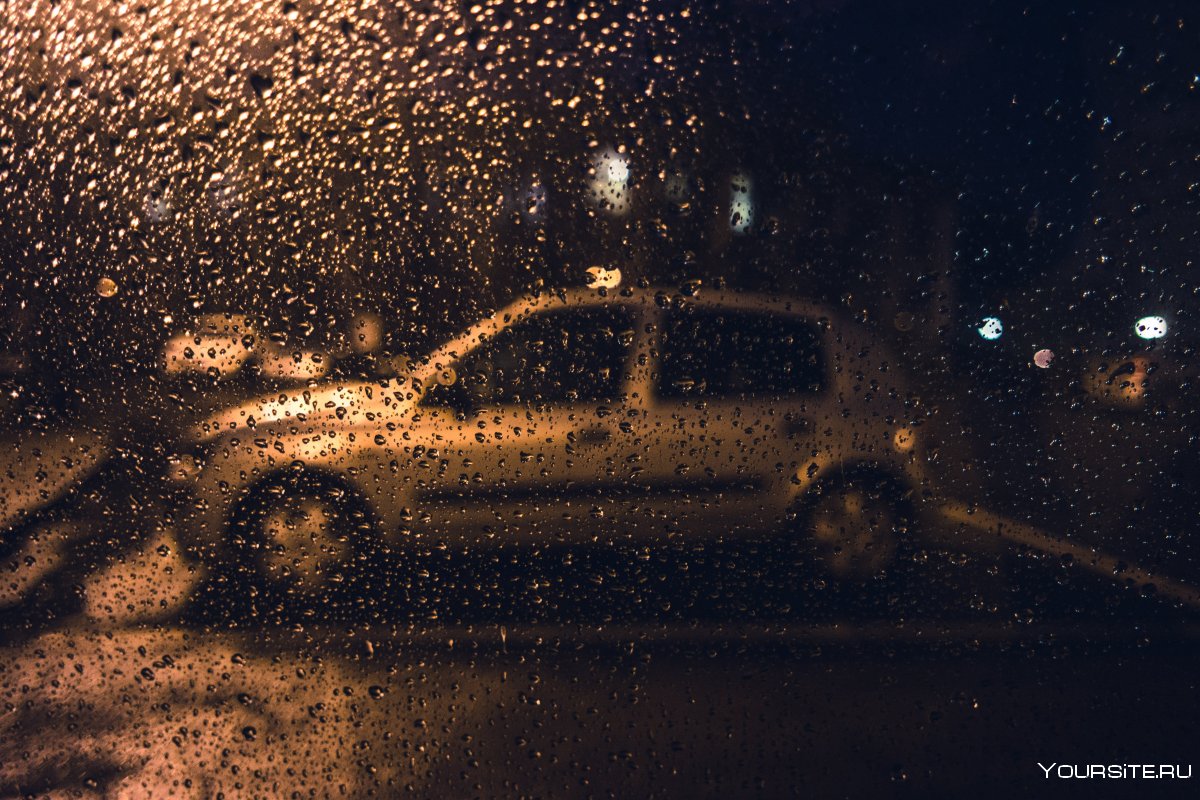 Машина на ночной дождливой улице