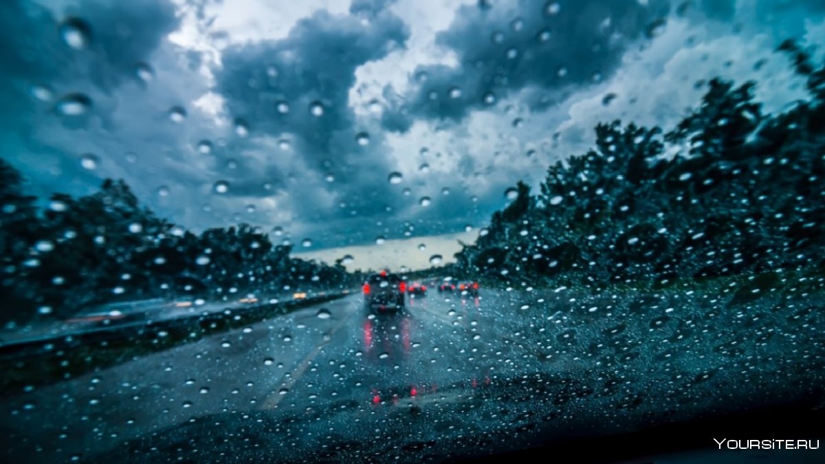 Дорога в дождь из машины