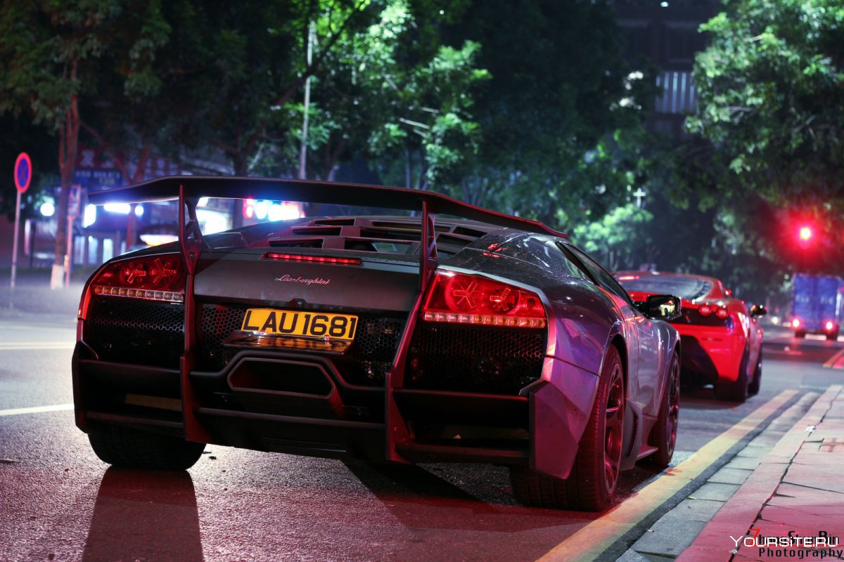 Lamborghini Aventador в ночном городе