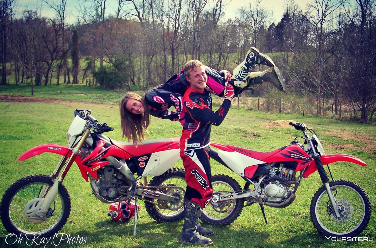Парень с девушкой на кроссовом мотоцикле