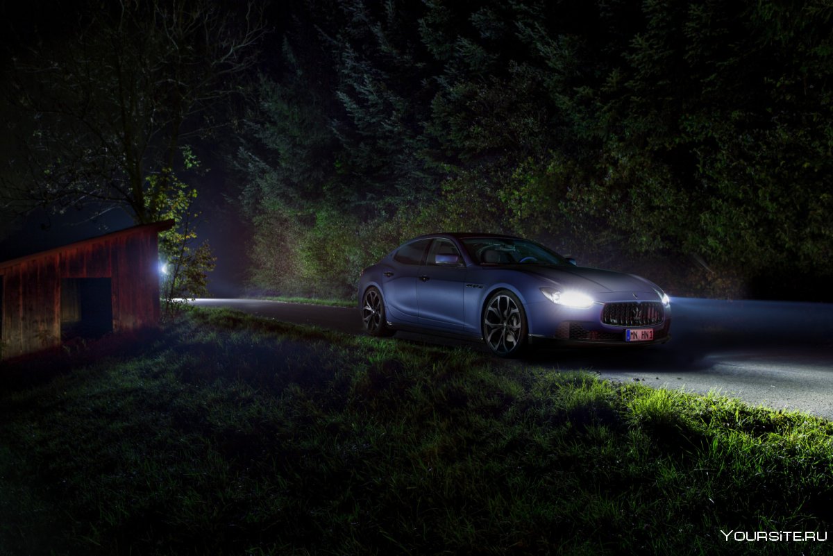 Машина в лесу ночью
