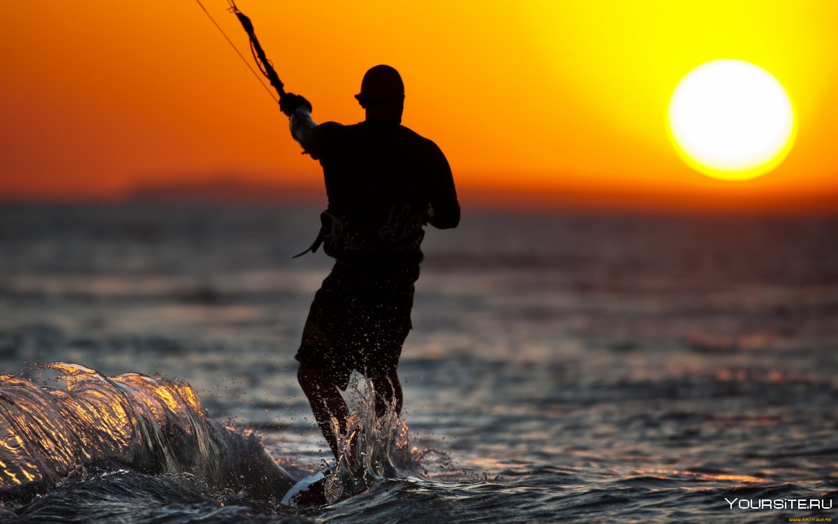Силуэт рыбака на закате