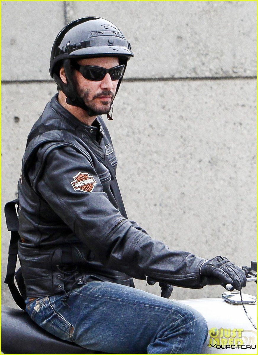 Киану Ривз в шлеме на мотоцикле