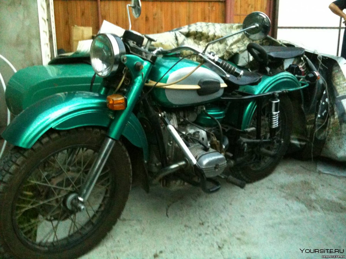 Тёмно зелёный мотоцикл Урал
