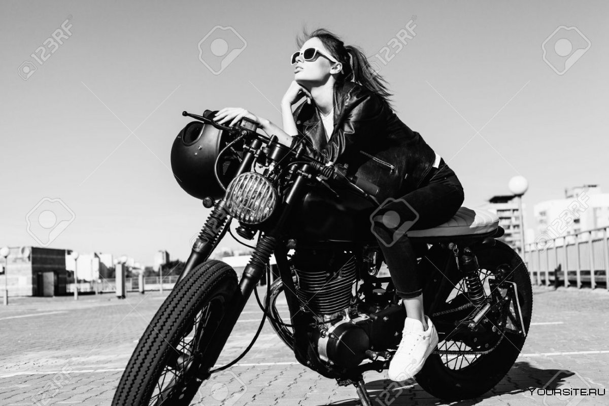 Девушка на черном мотоцикле