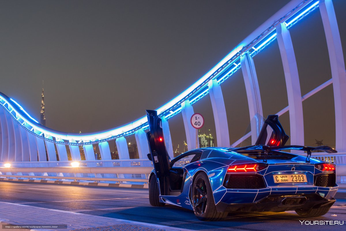 Машина на фоне Дубая