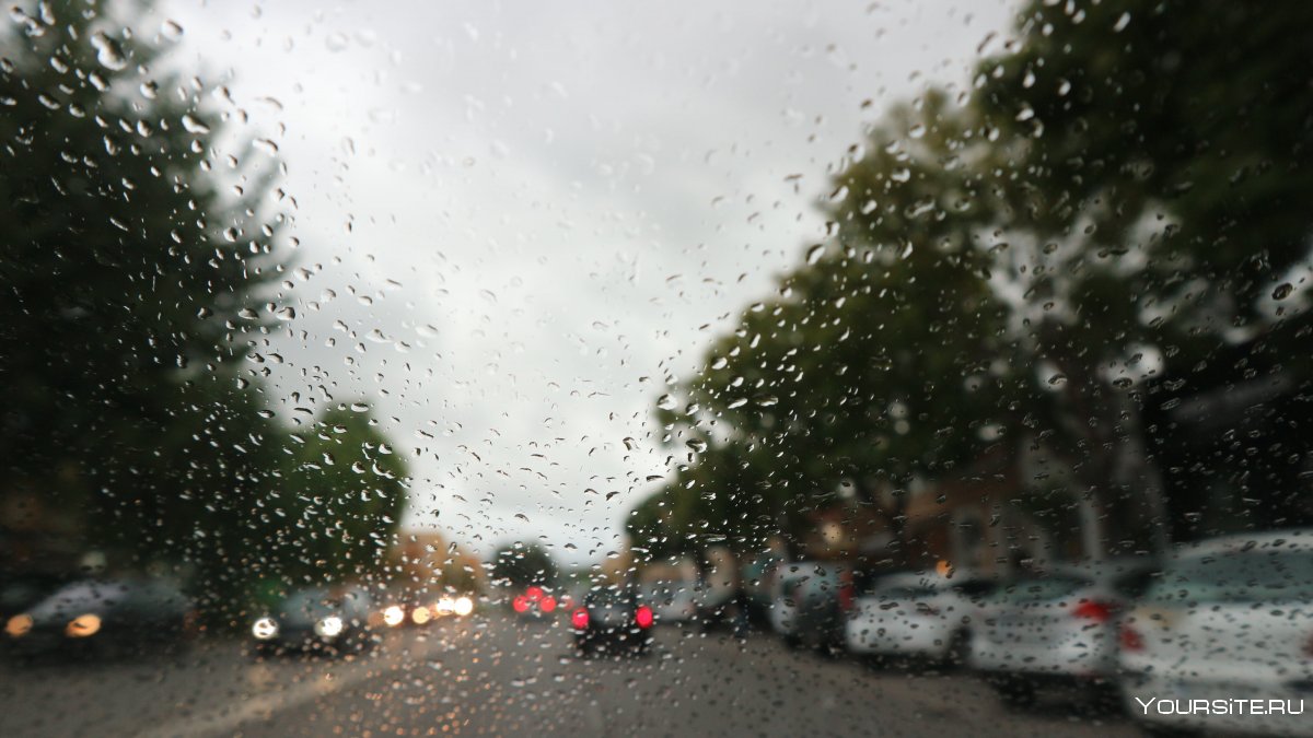 Капли дождя на стекле авто