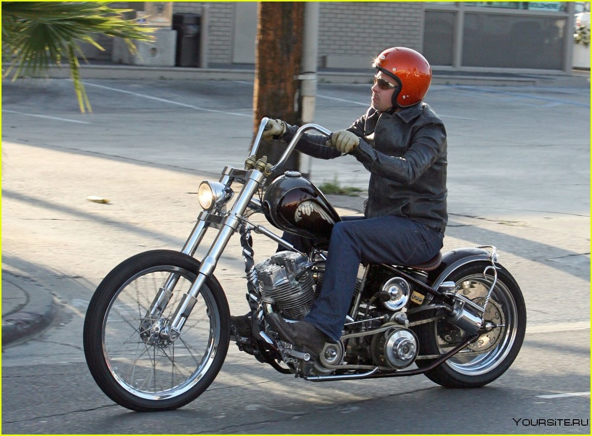 Брэд Питт на мотоцикле фото