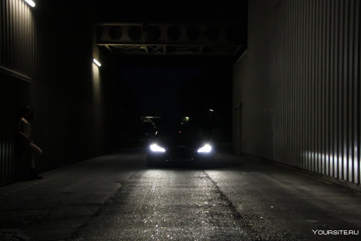 Свет фар машины в темноте