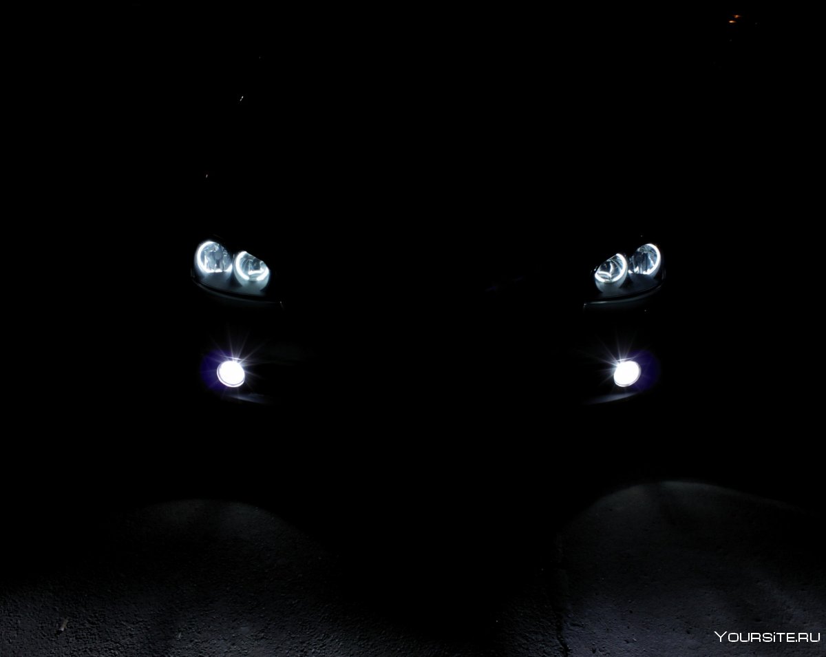 Фары машины в темноте